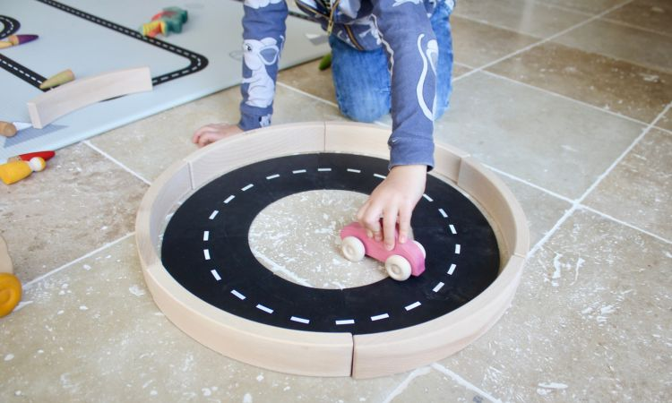 HOLZSPIELZEUG
