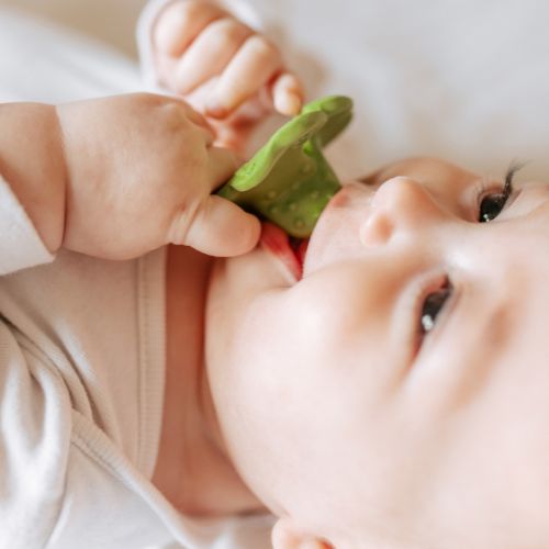 Baby mit Chewy-to-go einer natürlichen Hilfe bei Zahnungsschmerzen aus Naturkautschuk 