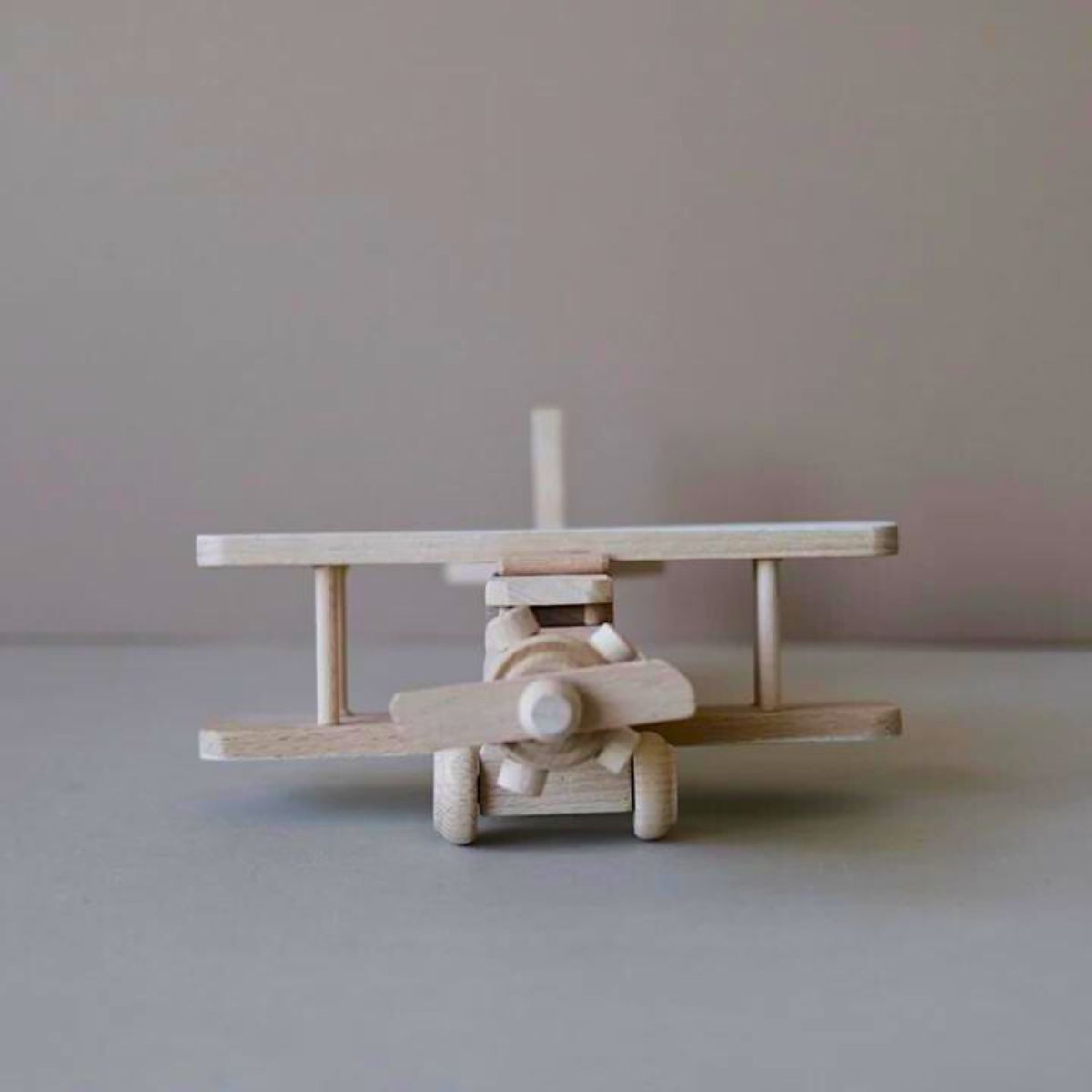 Doppeldecker Flugzeug aus Holz