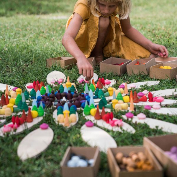 Kind spielt mit loosen Teilen von Grapat, Loose Parts Play, Open Ended Play Ideas