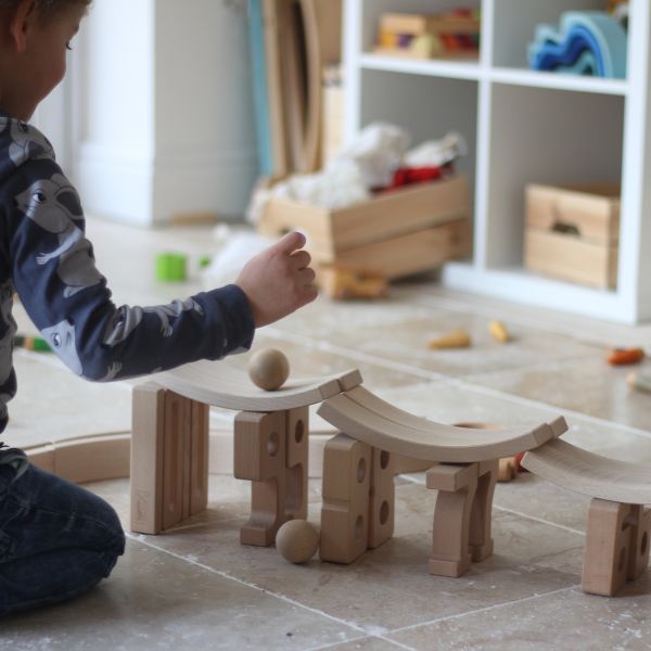 Kind spielt mit Holzspielzeug, Abel Blocks bei greenandgrow, Freies Spiel, Waldorf