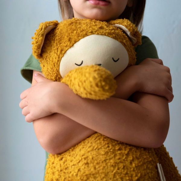 Kind kuschelt mit nachhaltigem Stofftier von Fabelab, Ökologische Geschenkideen, Kuscheltier ohne Polyester aus Biobaumwolle mit Maiswattefüllung
